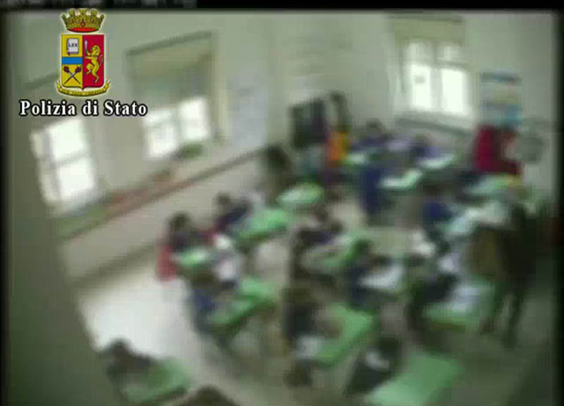 Benevento, maestra tira schiaffi e calci agli alunni. Video Benevento, maestra tira schiaffi e calci agli alunni. Video