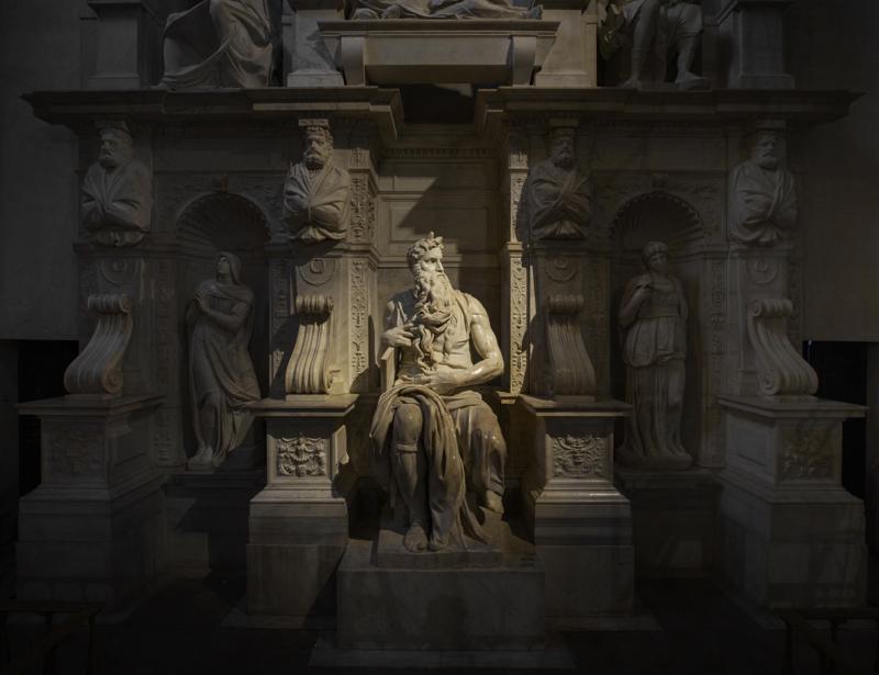 La statua di Mosè torna a risplendere con il restauro e la nuova illuminazione La statua di Mosè torna a risplendere con il restauro e la nuova illuminazione