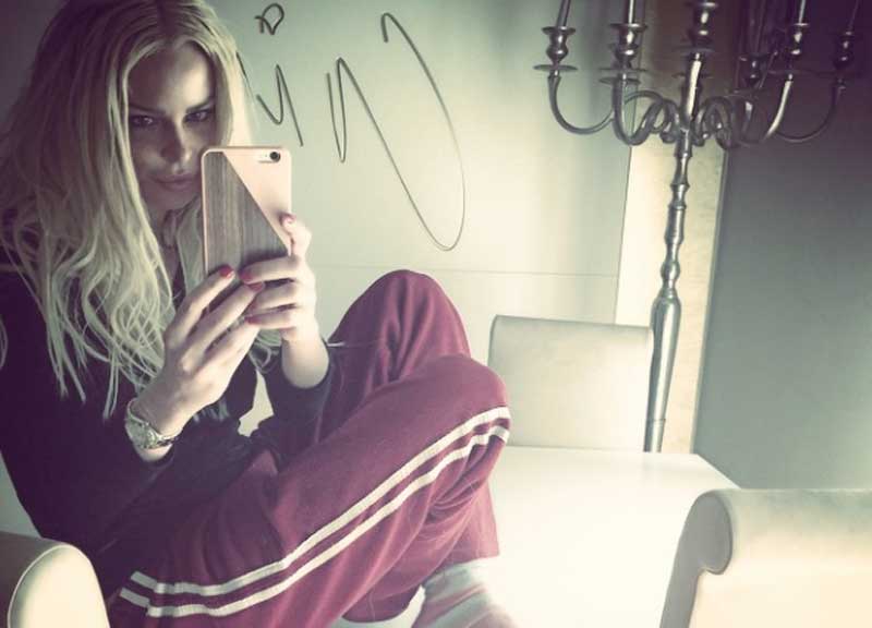 Nina Moric entra in Casapound. “Un piacere, sono sempre stata di destra”. Foto Nina Moric entra in Casapound. “Un piacere, sono sempre stata di destra”. Foto