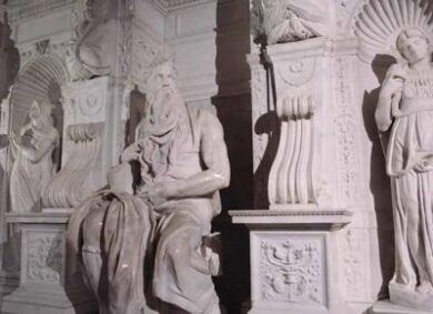 La statua di Mosè torna a risplendere con il restauro e la nuova illuminazione