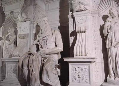 La statua di Mosè torna a risplendere con il restauro e la nuova illuminazione La statua di Mosè torna a risplendere con il restauro e la nuova illuminazione