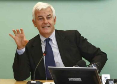 A. A. A. Profumo di svendita: ecco a che serve il banchiere in Leonardo