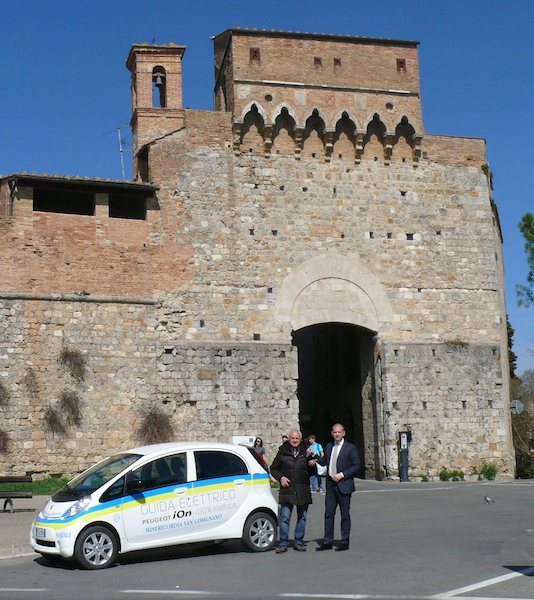La Misericordia di San Gimignano viaggio in Peugeot iOn