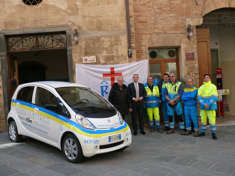La Misericordia di San Gimignano viaggio in Peugeot iOn