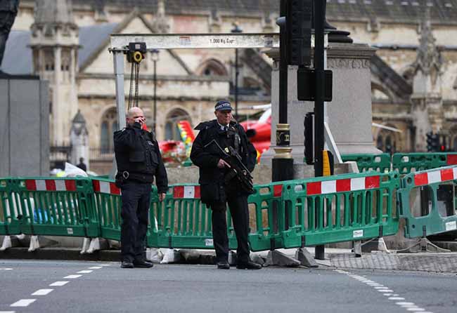 Attacco a Londra, auto sulla folla e spari davanti al parlamento. LE FOTO Attacco a Londra, auto sulla folla e spari davanti al parlamento. LE FOTO
