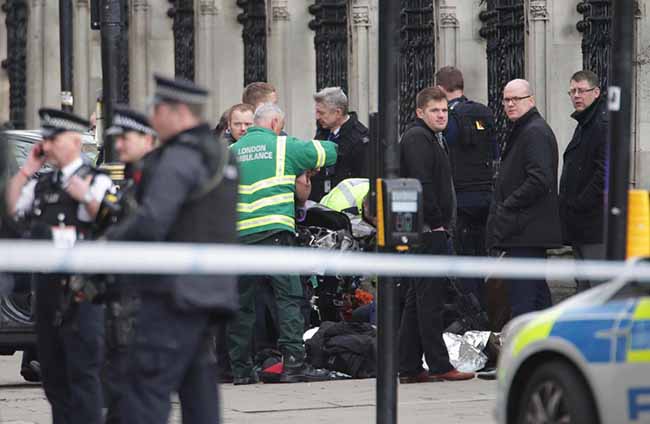 Attacco a Londra, auto sulla folla e spari davanti al parlamento. LE FOTO Attacco a Londra, auto sulla folla e spari davanti al parlamento. LE FOTO