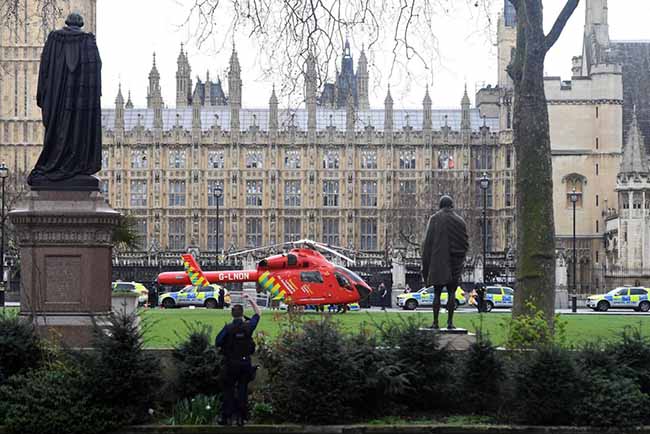 Attacco a Londra, auto sulla folla e spari davanti al parlamento. LE FOTO Attacco a Londra, auto sulla folla e spari davanti al parlamento. LE FOTO