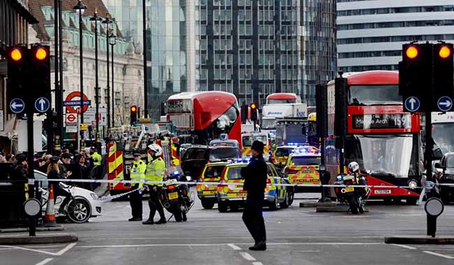 Attacco a Londra, auto sulla folla e spari davanti al parlamento. LE FOTO Attacco a Londra, auto sulla folla e spari davanti al parlamento. LE FOTO