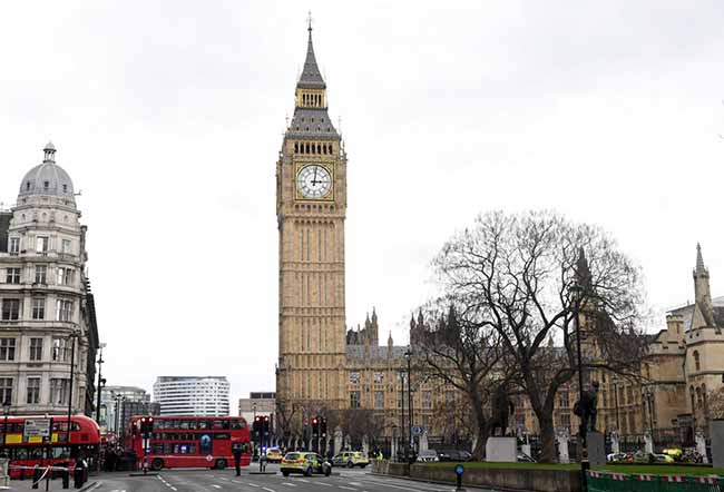 Attacco a Londra, auto sulla folla e spari davanti al parlamento. LE FOTO Attacco a Londra, auto sulla folla e spari davanti al parlamento. LE FOTO
