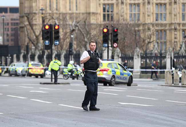 Attacco a Londra, auto sulla folla e spari davanti al parlamento. LE FOTO Attacco a Londra, auto sulla folla e spari davanti al parlamento. LE FOTO