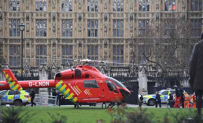 Attacco a Londra, auto sulla folla e spari davanti al parlamento. LE FOTO Attacco a Londra, auto sulla folla e spari davanti al parlamento. LE FOTO