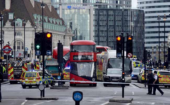 Attacco a Londra, auto sulla folla e spari davanti al parlamento. LE FOTO Attacco a Londra, auto sulla folla e spari davanti al parlamento. LE FOTO
