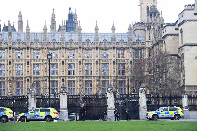 Attacco a Londra, auto sulla folla e spari davanti al parlamento. LE FOTO Attacco a Londra, auto sulla folla e spari davanti al parlamento. LE FOTO