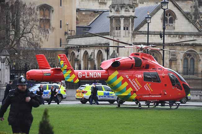 Attacco a Londra, auto sulla folla e spari davanti al parlamento. LE FOTO Attacco a Londra, auto sulla folla e spari davanti al parlamento. LE FOTO