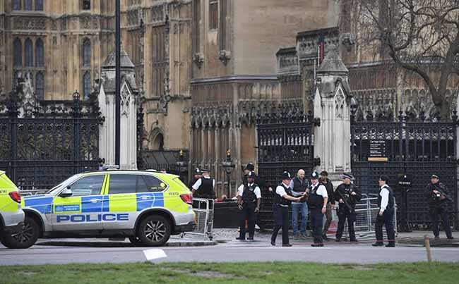 Attacco a Londra, auto sulla folla e spari davanti al parlamento. LE FOTO Attacco a Londra, auto sulla folla e spari davanti al parlamento. LE FOTO