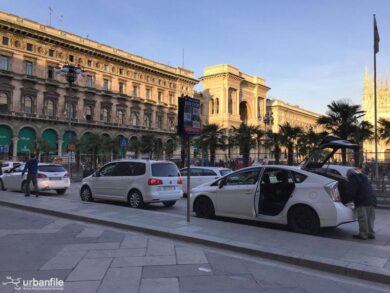 Milano: ci si preoccupa delle palme ma non delle automobili in piazza Duomo?