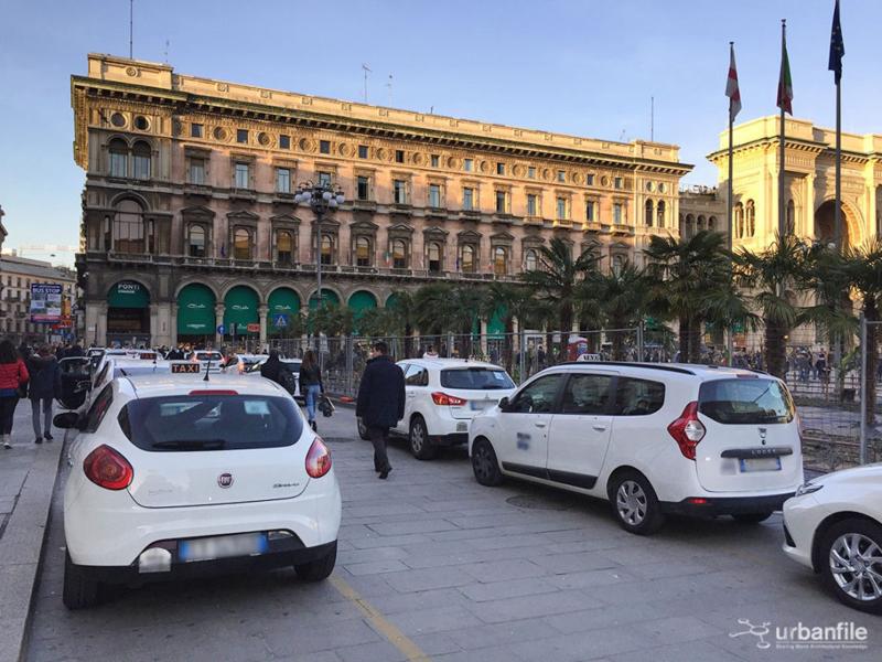Milano: ci si preoccupa delle palme ma non delle automobili in piazza Duomo?