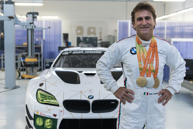 Il pilota BMW Alex Zanardi si prepara per due triathlon nel 2017 Il pilota BMW Alex Zanardi si prepara per due triathlon nel 2017