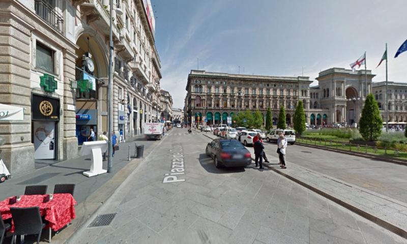 Milano: ci si preoccupa delle palme ma non delle automobili in piazza Duomo?