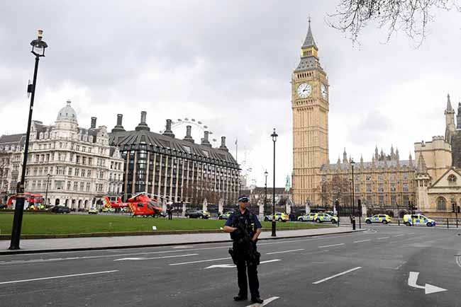 Londra, c’è il nome del killer. 8 arresti a Birmingham: preparavano attacco Londra, c’è il nome del killer. 8 arresti a Birmingham: preparavano attacco