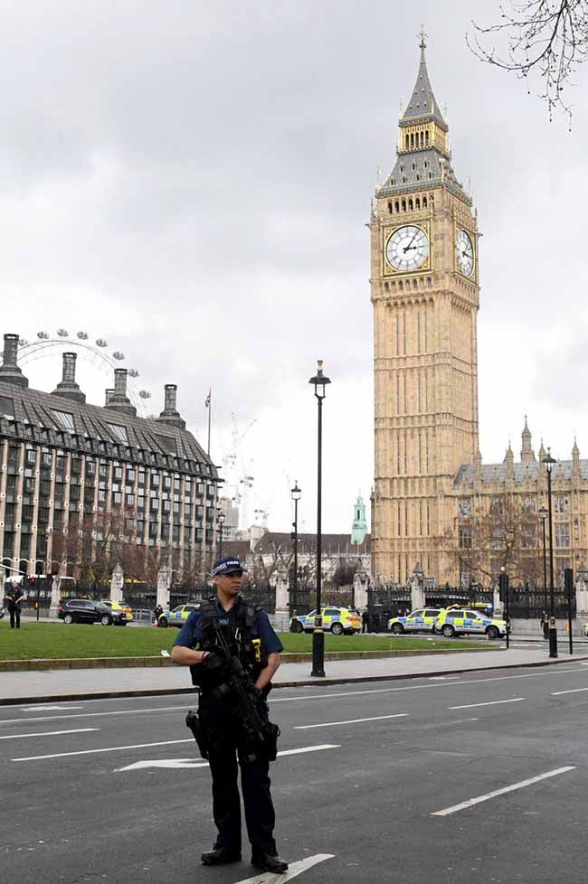 Londra, c’è il nome del killer. 8 arresti a Birmingham: preparavano attacco Londra, c’è il nome del killer. 8 arresti a Birmingham: preparavano attacco