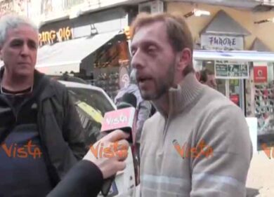 Napoli, taxi contro Uber: bruciano copia Il Mattino e attaccano i giornalisti