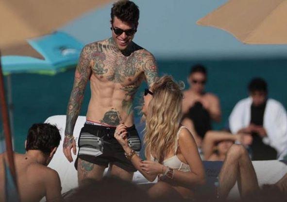 Addio Milano, Fedez-Ferragni in vacanza a Miami tra amore e lusso