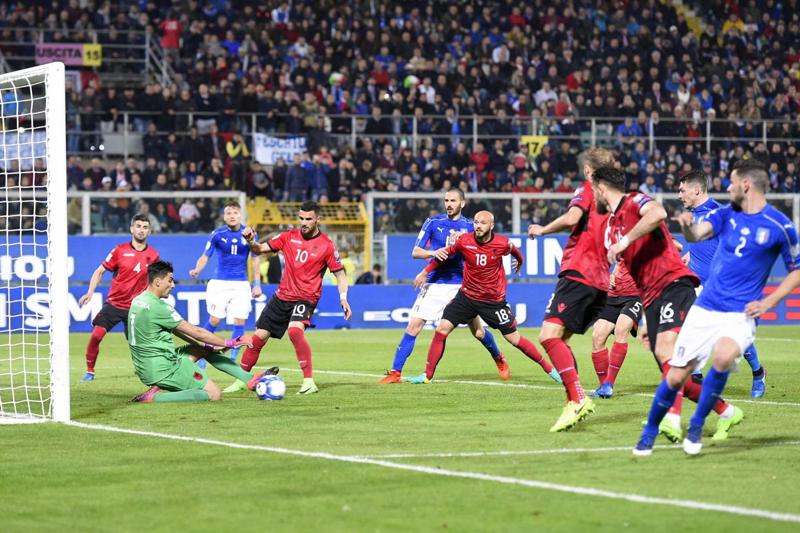 Italia-Albania 2-0, ma la Spagna resta avanti nel gruppo G. Caos fumogeni