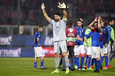 Italia-Albania 2-0, ma la Spagna resta avanti nel gruppo G. Caos fumogeni