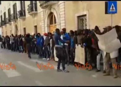 Migranti, sgomberato ‘gran ghetto’. In 200 a Casa Sankara nel Foggiano