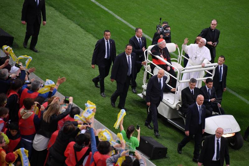 Papa Francesco a Milano, un milione per lui. Papa: “Grazie a tutti” Papa Francesco a Milano, un milione per lui. Papa: “Grazie a tutti”