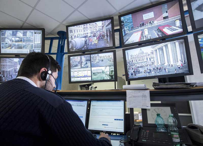 Trattati Ue, scudi da 2 metri e caschi. In un furgone le armi della battaglia
