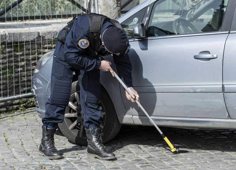 Trattati Ue, scudi da 2 metri e caschi. In un furgone le armi della battaglia