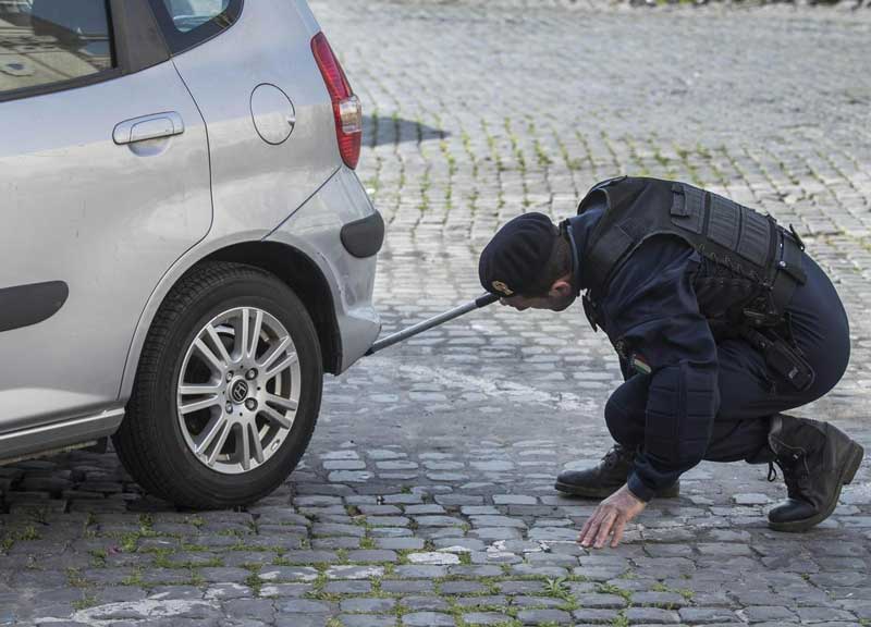 Trattati Ue, scudi da 2 metri e caschi. In un furgone le armi della battaglia