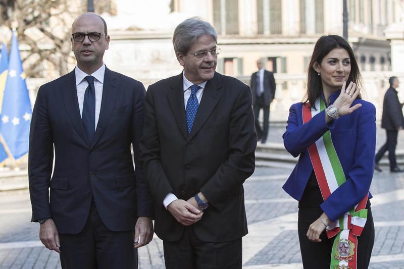 Trattati Roma, Grillo e il M5S contro il Tg1: “Raggi oscurata”. TUTTI I VIDEO Trattati Roma, Grillo e il M5S contro il Tg1: “Raggi oscurata”. TUTTI I VIDEO