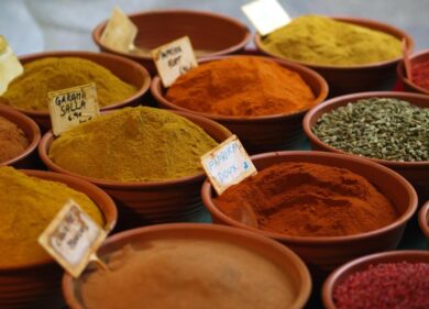 Curry negli occhi, poi la rapina: cingalese aggredisce gioielliera. Arrestato