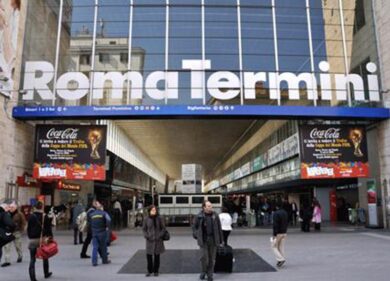 Termini, bimbo sparisce tra la folla: ritrovato vicino i binari dei treni