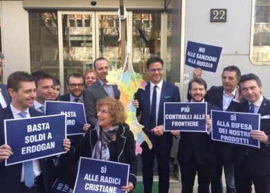 Maroni spinge per Ema al Pirellone, la Lega espone un cappio anti-Europa. FOTO
