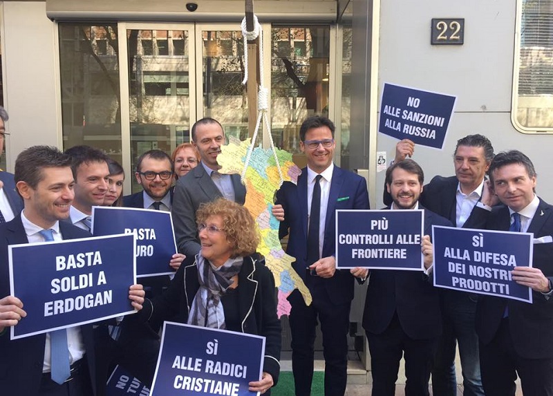 Maroni spinge per Ema al Pirellone, la Lega espone un cappio anti-Europa. FOTO Maroni spinge per Ema al Pirellone, la Lega espone un cappio anti-Europa. FOTO