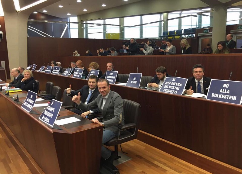 Maroni spinge per Ema al Pirellone, la Lega espone un cappio anti-Europa. FOTO Maroni spinge per Ema al Pirellone, la Lega espone un cappio anti-Europa. FOTO