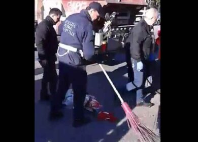 Buche e incidenti: a Roma i vigili urbani fanno pure gli scopini. La rivolta