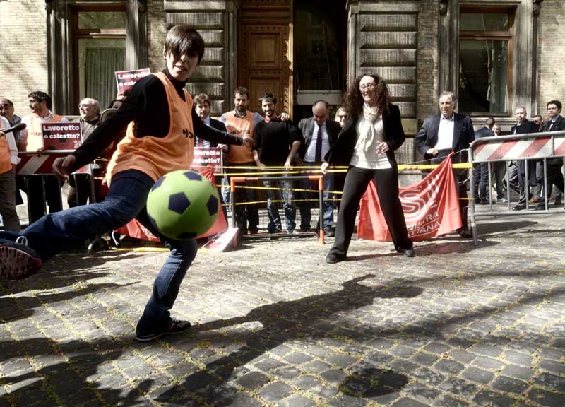 “Poletti gioca a calcetto”: in campo Fassina, Fratoianni. Civati mister