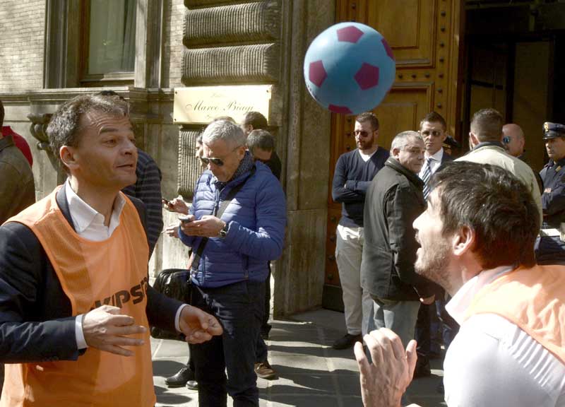 “Poletti gioca a calcetto”: in campo Fassina, Fratoianni. Civati mister