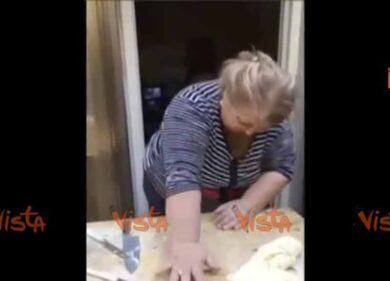 Fare le orecchiette in modo divertente. Tutorial della nonna barese
