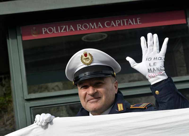 Vigili assenti a Capodanno, vendetta sull’ex sindaco Marino: denunciato Vigili assenti a Capodanno, vendetta sull’ex sindaco Marino: denunciato