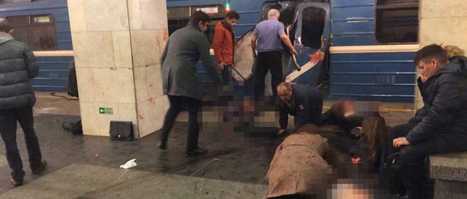 San Pietroburgo, bombe nella metro. Morti e feriti. TUTTE LE FOTO E I VIDEO