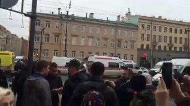 San Pietroburgo, le drammatiche immagini fuori dalla metro