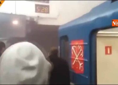 San Pietroburgo, esplosione in metro: la stazione avvolta dal fumo