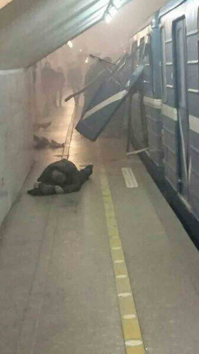 San Pietroburgo, bombe nella metro. Morti e feriti. TUTTE LE FOTO E I VIDEO