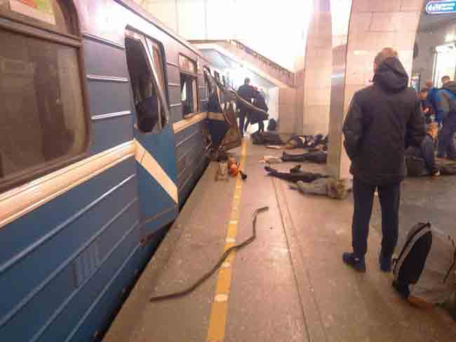 San Pietroburgo, bombe nella metro. Morti e feriti. TUTTE LE FOTO E I VIDEO